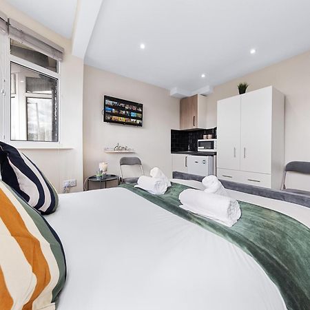 Serviced Ensuite Modern Studio - Sleeps 2 - Near Wembley Stadium - Good Transport Link To Central London - Harrow Ha3 Hatch End Exterior photo